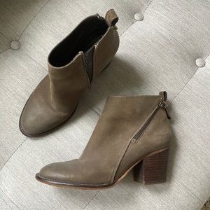 Blondo waterproof ankle boot size 7 olive/grey EUC